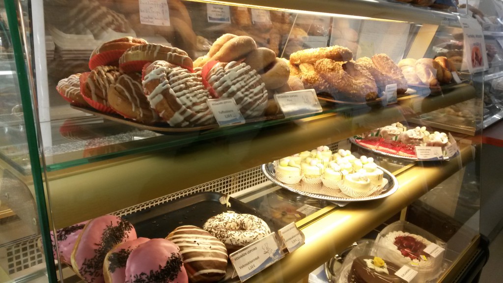 Herkullisen näköinen vitriini, valinnan varaa oli niin että päätä huimasi.