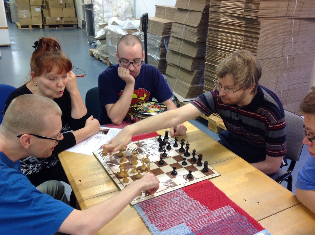 Mika neuvoo Jussia...