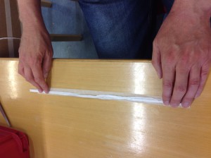 Kiinnitysnarut katkotaan sopivan mittaisiksi...