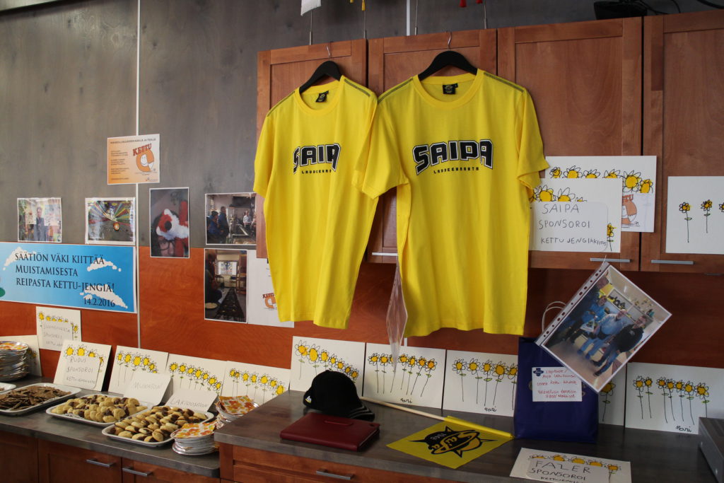 SaiPa T-paidat olivat näyttävästi esillä Kettu-jengin 1-vuotis synttärijuhlassa. 
