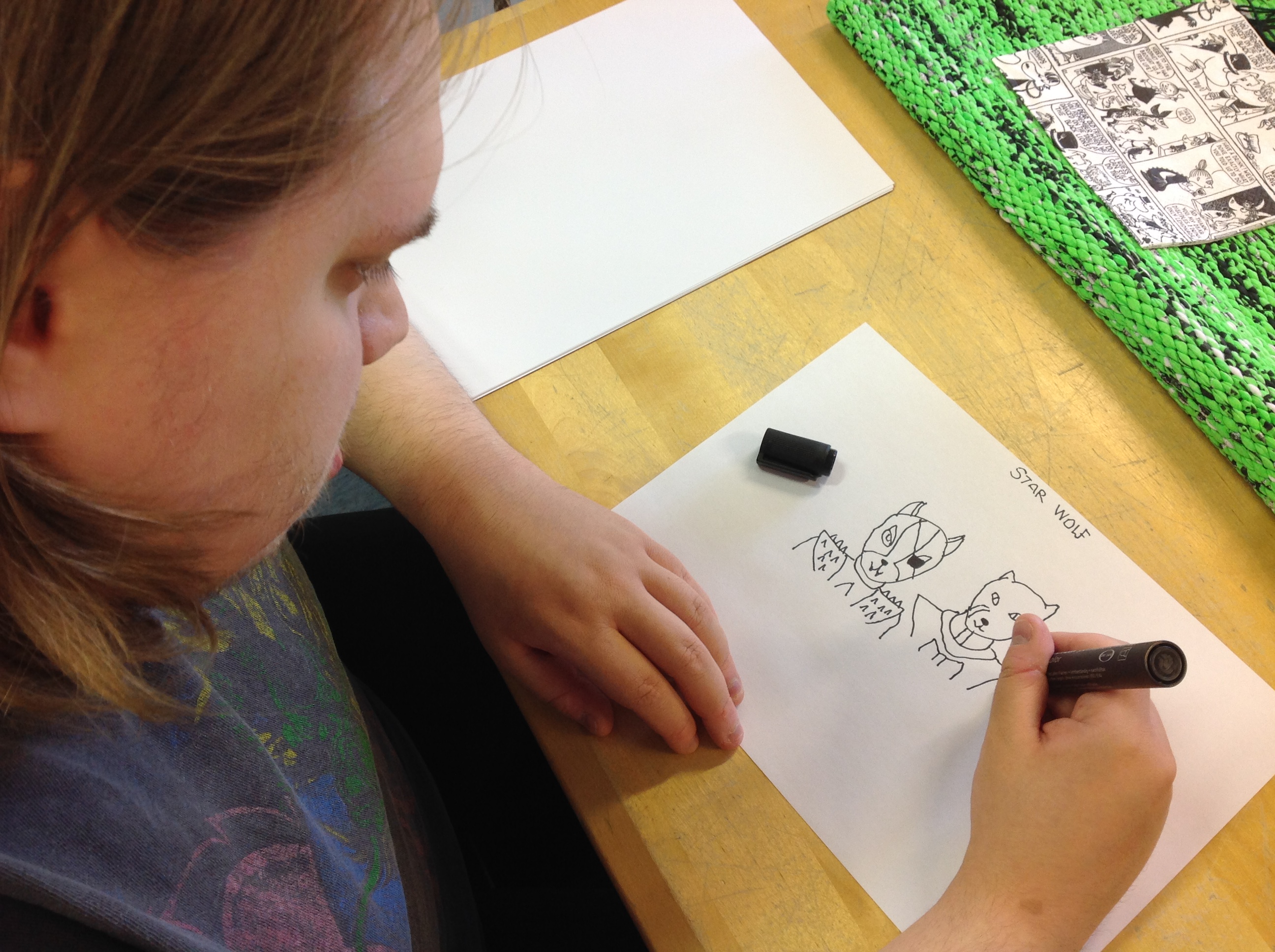 Hahmot yksi toisensa jälkeen saavat muotonsa ja nimet Mikan kynästä.