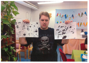 Kilpailussa palkittu Mika Vapalahti esittelee muita töitään.